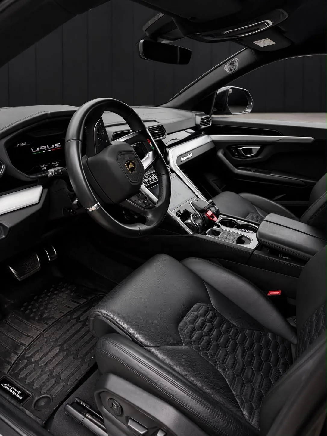 Lamborghini Urus — interior y cockpit