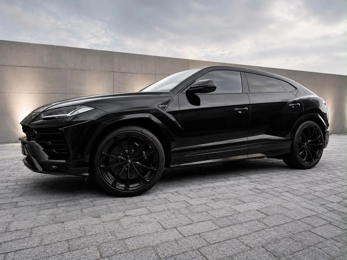 Lamborghini Urus Full Black — lateral