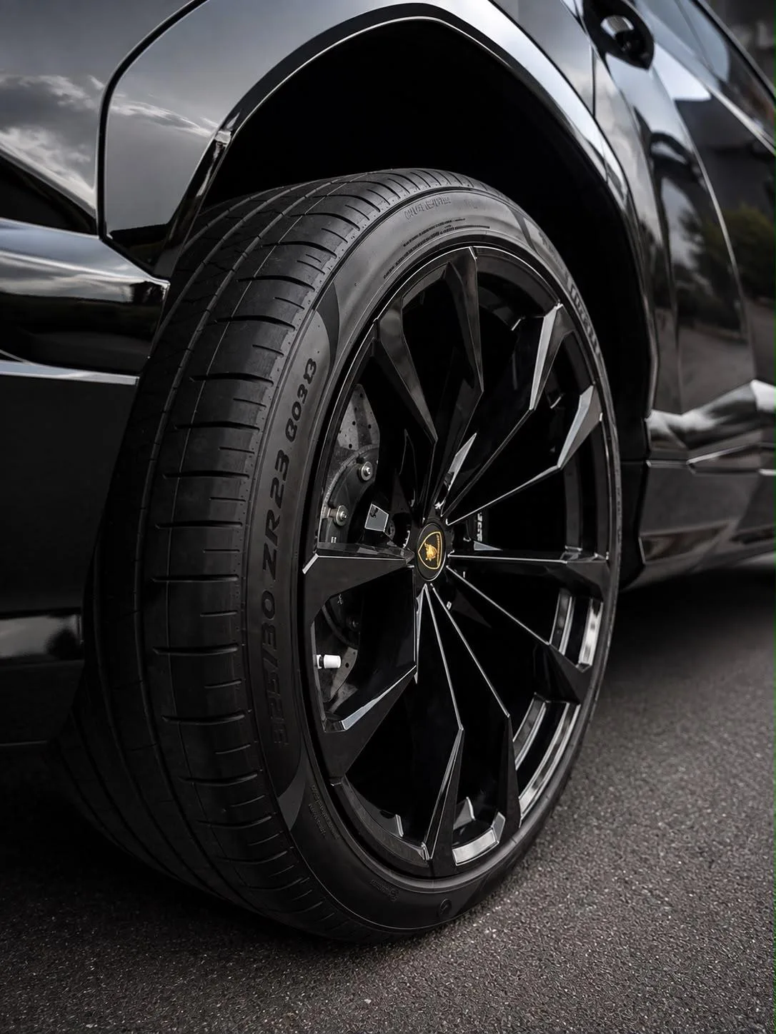 Lamborghini Urus — llantas negras 23 pulgadas